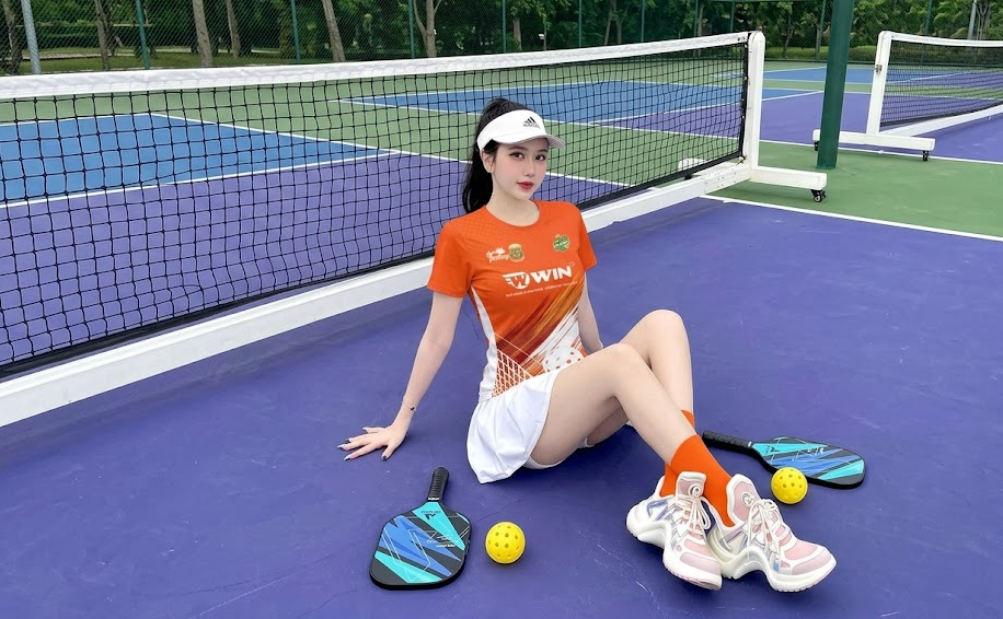 Người chơi mặc áo pickleball Lan Tỏa Yêu Thương trên sân